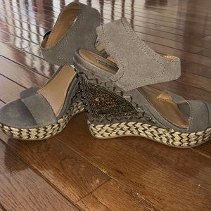 Wedges with beading in grey